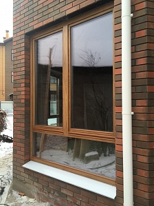 Дубовое окно в коттедже с отделочным кирпичом BRAER. Тула, Привокзальный район